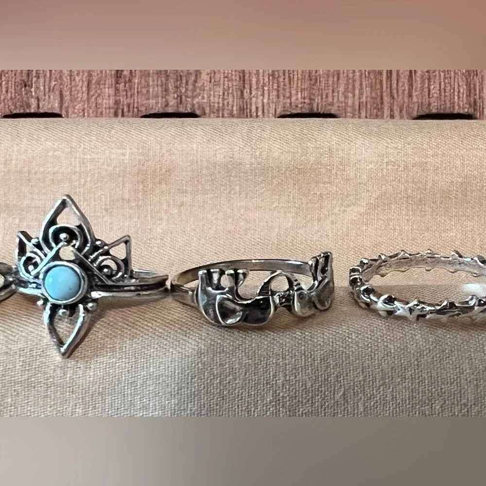 Set of 8 Finger Rings, BN